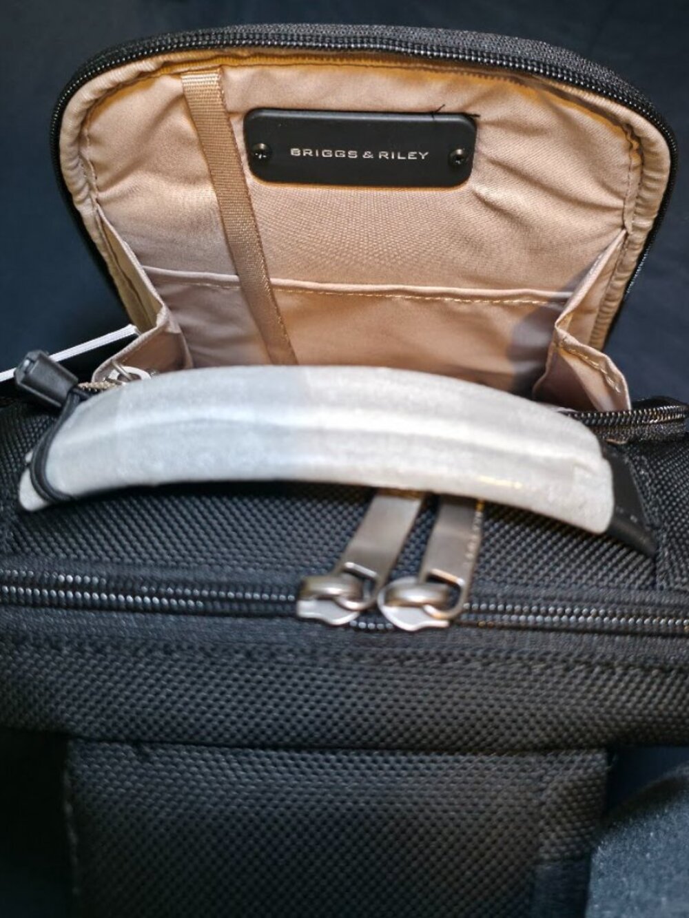Briggs & Riley @work Sling Bag - Picture 6 of 12